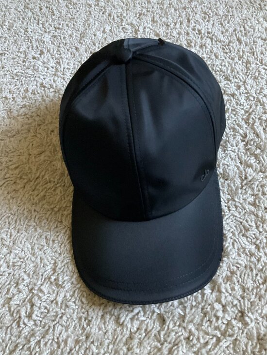 Alo Yoga Satin Off-Duty Cap. One size. Black. main image 3